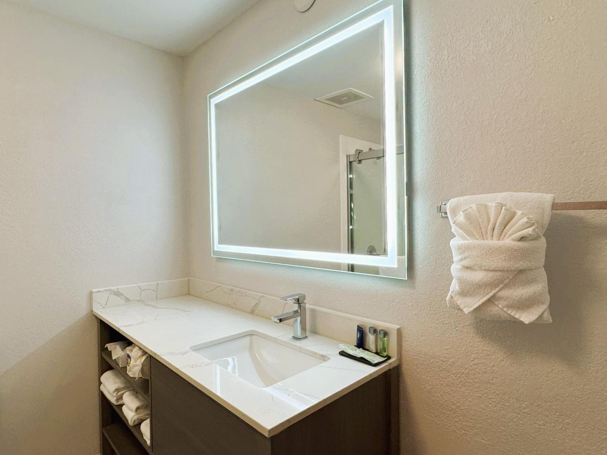 Comfort Inn & Suites Sheboygan I-43 Екстериор снимка